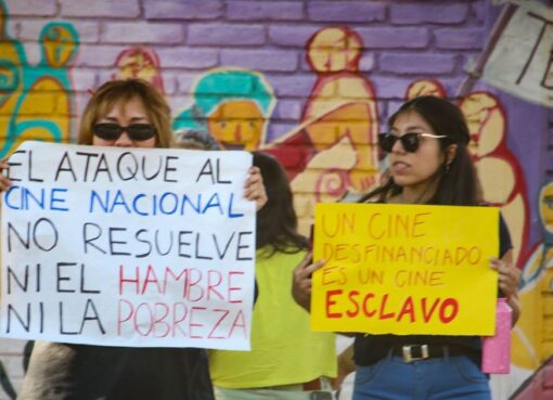 Estudiantes y egresados de la ENERC se manifestaron en contra de su desfinanciamiento