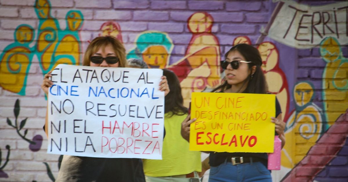 Estudiantes y egresados de la ENERC se manifestaron en contra de su desfinanciamiento