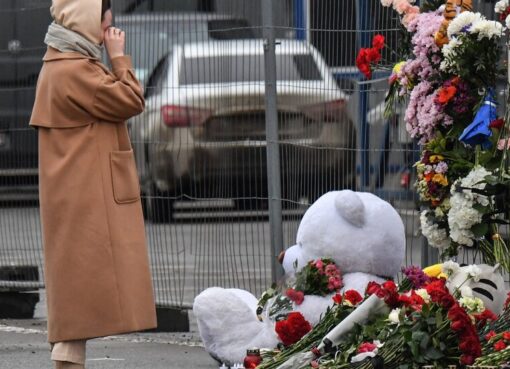 Miedo y desesperación tras el atentado terrorista en Moscú | Las familias de las víctimas no tienen información sobre sus seres queridos