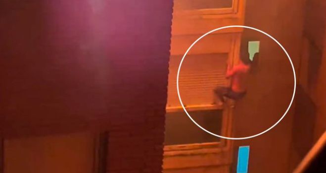 El dramático video del estudiante que se colgó de la ventana y se salvó del incendio en Córdoba