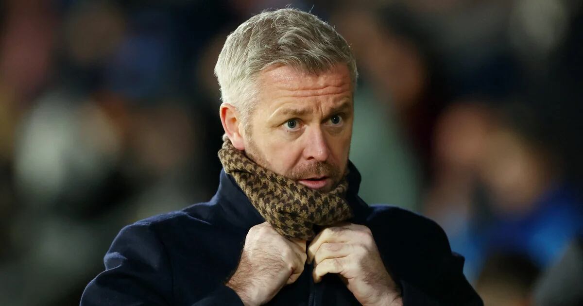 Un club de la Premier League despidió a su entrenador por tener una relación con una de las jugadoras del plantel: “Es inapropiado”