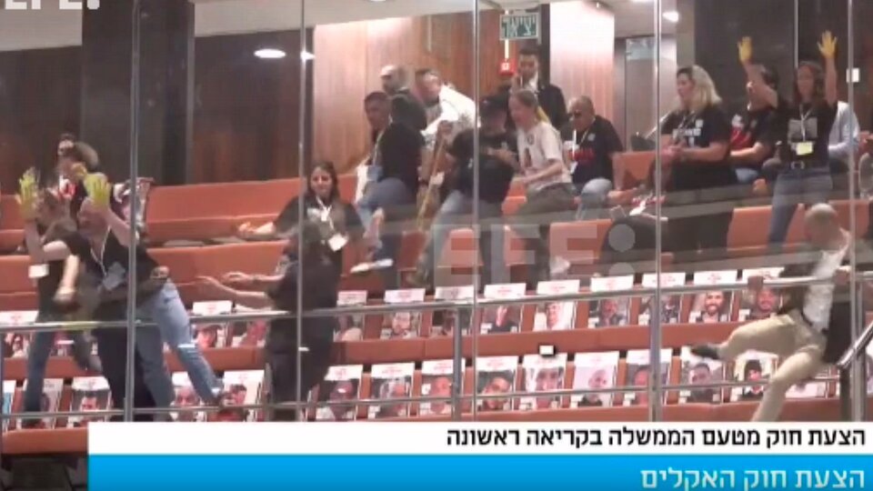 Familiares de rehenes irrumpieron en el Parlamento israelí  | Crece el malestar con el gobierno de Benjamin Netanyahu