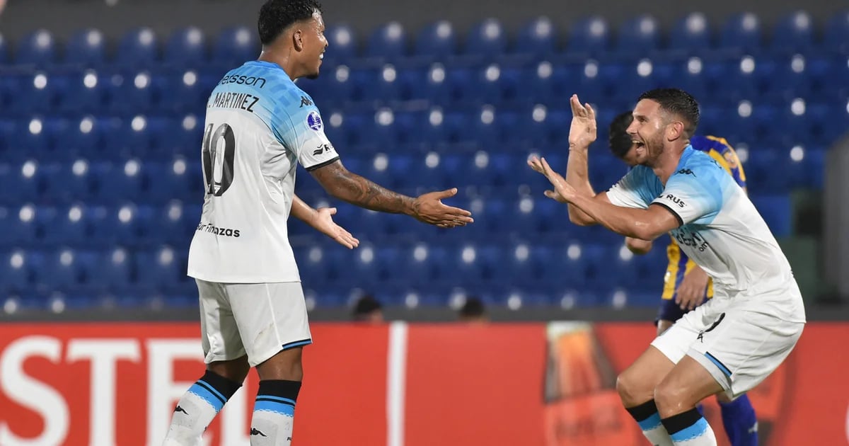 Con goles de Adrián y Roger Martínez, Racing venció 2-0 a Sportivo Luqueño en Paraguay en su debut por la Copa Sudamericana