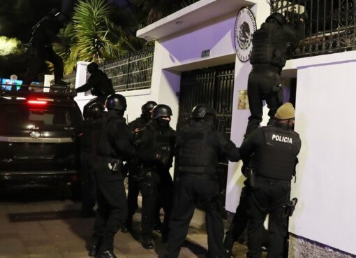 La policía de Ecuador irrumpió en la embajada de México para detener a Jorge Glas | Minuto a minuto