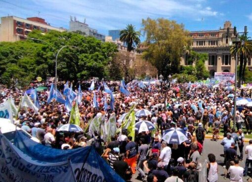 El pueblo a las plazas y calles