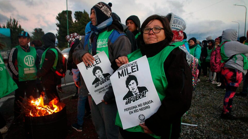 Bariloche: CGT y ATE protestan contra las políticas de ajuste de Milei | Las organizaciones sindicales se movilizaron para repudiar al Presidente y el Foro Llao Llao