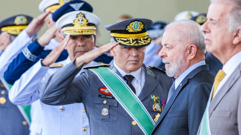 Brasil: Lula celebra el Día del Ejército | Compromiso con la democracia de los jefes militares
