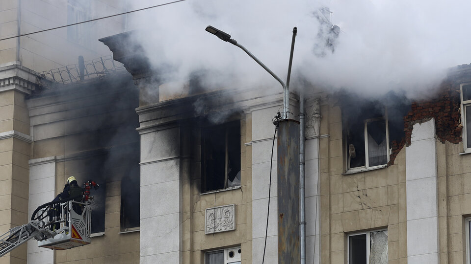 Ucrania: nueve muertos en un ataque ruso | Los misiles destruyeron un edificio de cinco pisos en Dnipró