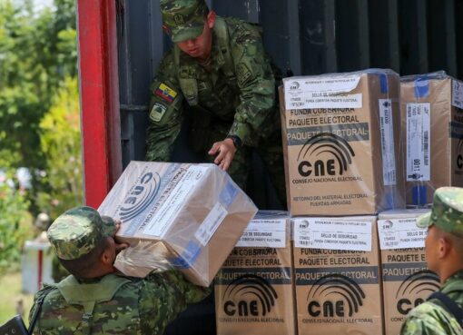Ecuador vota el rol de los militares en seguridad interior | Este domingo se realiza un referéndum en medio de crisis energética y repunte de violencia