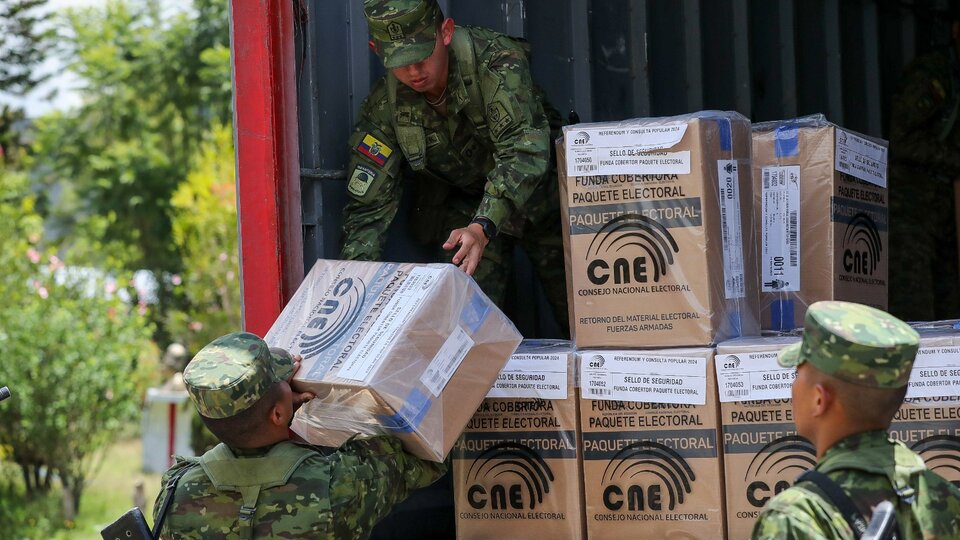 Ecuador vota el rol de los militares en seguridad interior | Este domingo se realiza un referéndum en medio de crisis energética y repunte de violencia