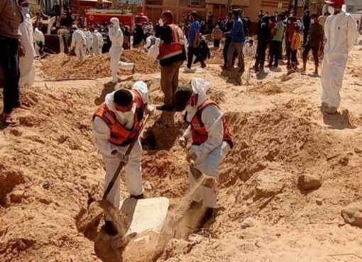 Recuperan más de 200 cadáveres de la fosa común de un hospital en Jan Yunis | La cifra de muertos en la Franja de Gaza superó los 34 mil