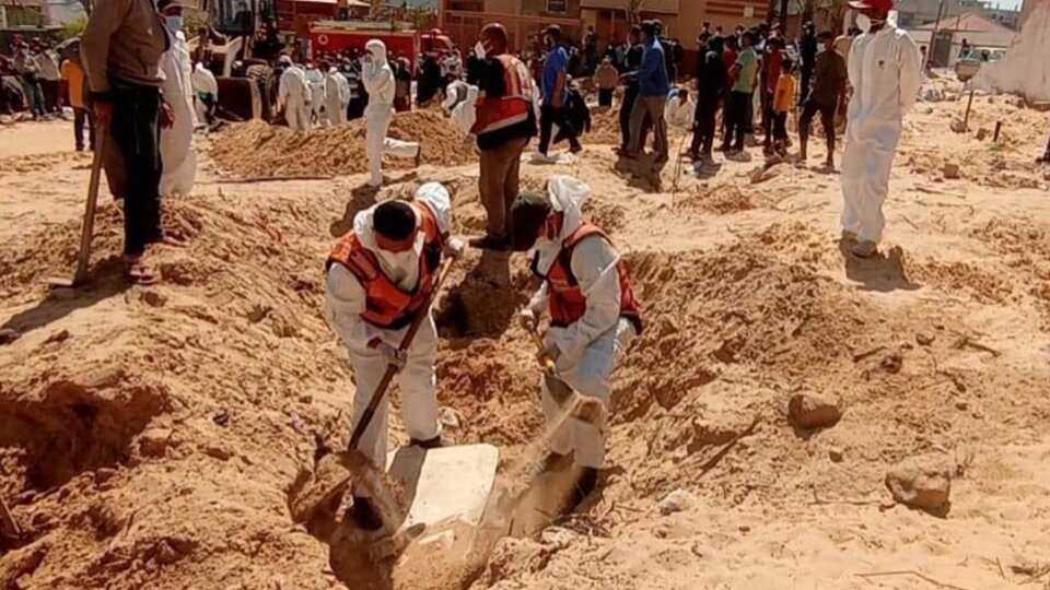 Recuperan más de 200 cadáveres de la fosa común de un hospital en Jan Yunis | La cifra de muertos en la Franja de Gaza superó los 34 mil