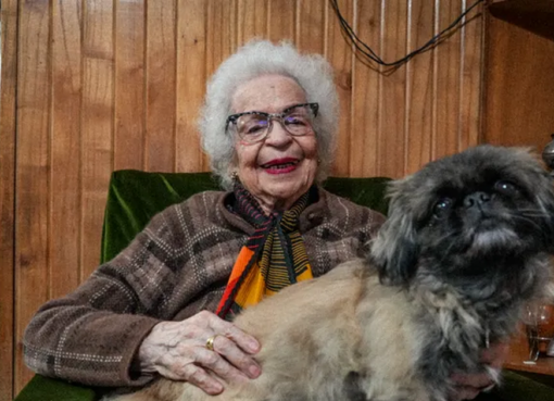 Reconocieron a “Tota”, la abuelita sanjuanina que se hizo famosa por su perro Sultán