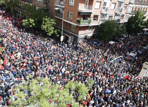 Miles de personas salieron a apoyar a Pedro Sánchez en Madrid | Multitudinaria marcha a la sede del PSOE; el presidente del Gobierno anunciará el lunes si renuncia 