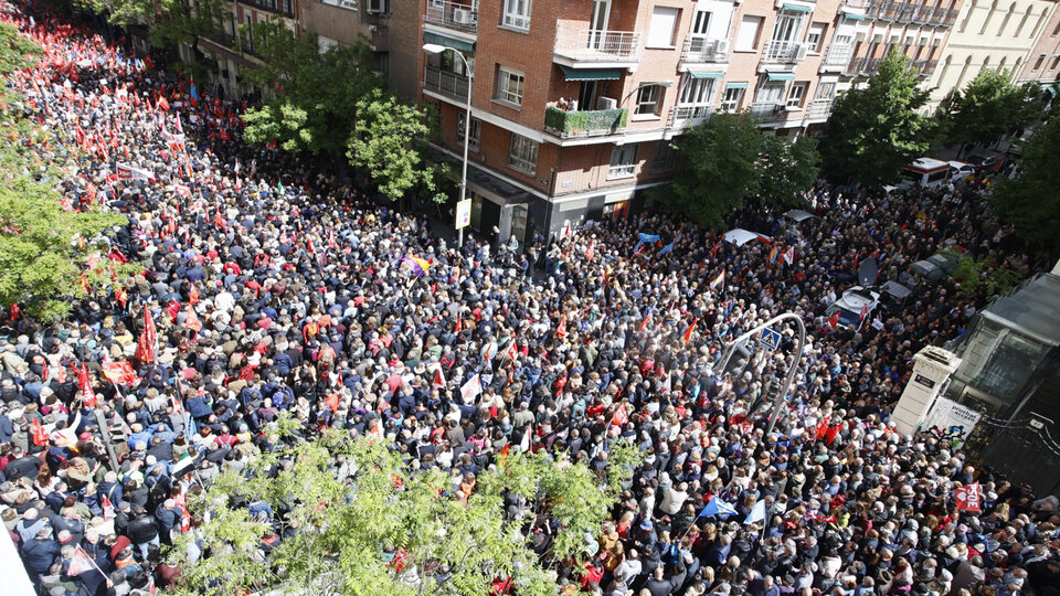 Miles de personas salieron a apoyar a Pedro Sánchez en Madrid | Multitudinaria marcha a la sede del PSOE; el presidente del Gobierno anunciará el lunes si renuncia 