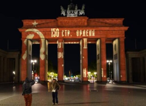 El día que la Puerta de Brandeburgo volvió a ser roja | Hackearon la iluminación de Berlín y proyectaron símbolos de la URSS 