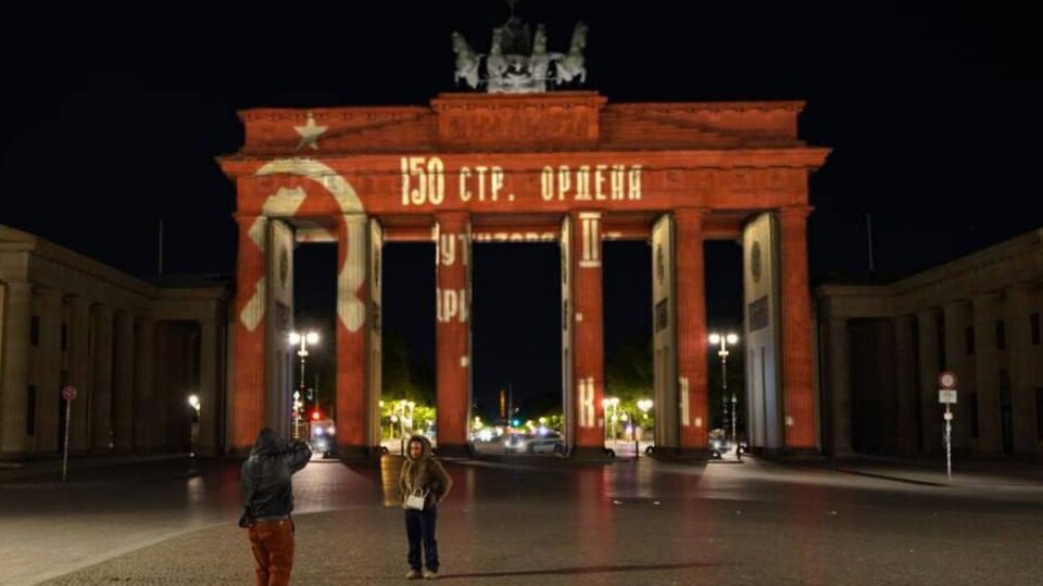 El día que la Puerta de Brandeburgo volvió a ser roja | Hackearon la iluminación de Berlín y proyectaron símbolos de la URSS 