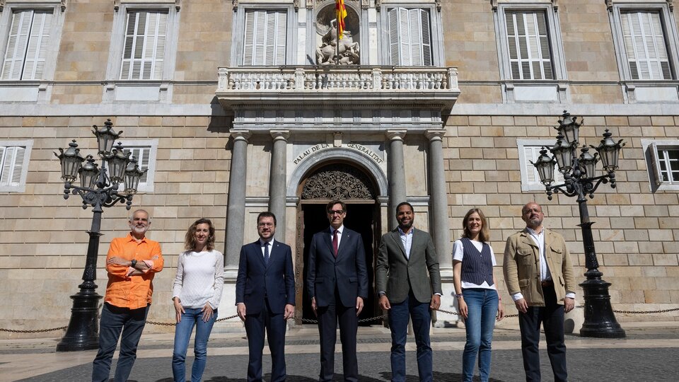 Cataluña se moviliza para decidir su futuro en las urnas | Salvador Illa, el candidato del presidente español Pedro Sánchez, encabeza las encuestas