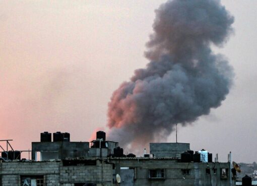 Israel ordenó el desplazamiento de 300.000 personas en Gaza | La ofensiva en Rafah se profundiza con nuevos bombardeos e incursiones militares