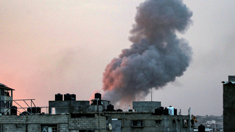 Israel ordenó el desplazamiento de 300.000 personas en Gaza | La ofensiva en Rafah se profundiza con nuevos bombardeos e incursiones militares