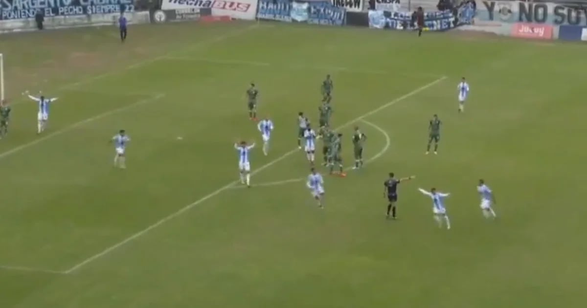 El impresionante gol de tiro libre del Pulga Rodríguez a los 39 años
