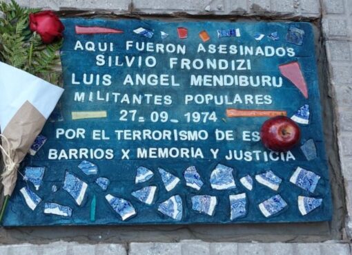 El recuerdo de “un tipo que se jugó la vida” | En el barrio de Almagro reinstalaron la baldosa en homenaje a Silvio Frondizi