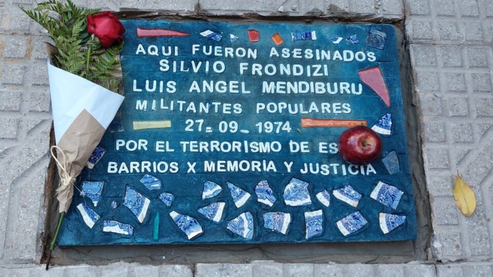 El recuerdo de “un tipo que se jugó la vida” | En el barrio de Almagro reinstalaron la baldosa en homenaje a Silvio Frondizi