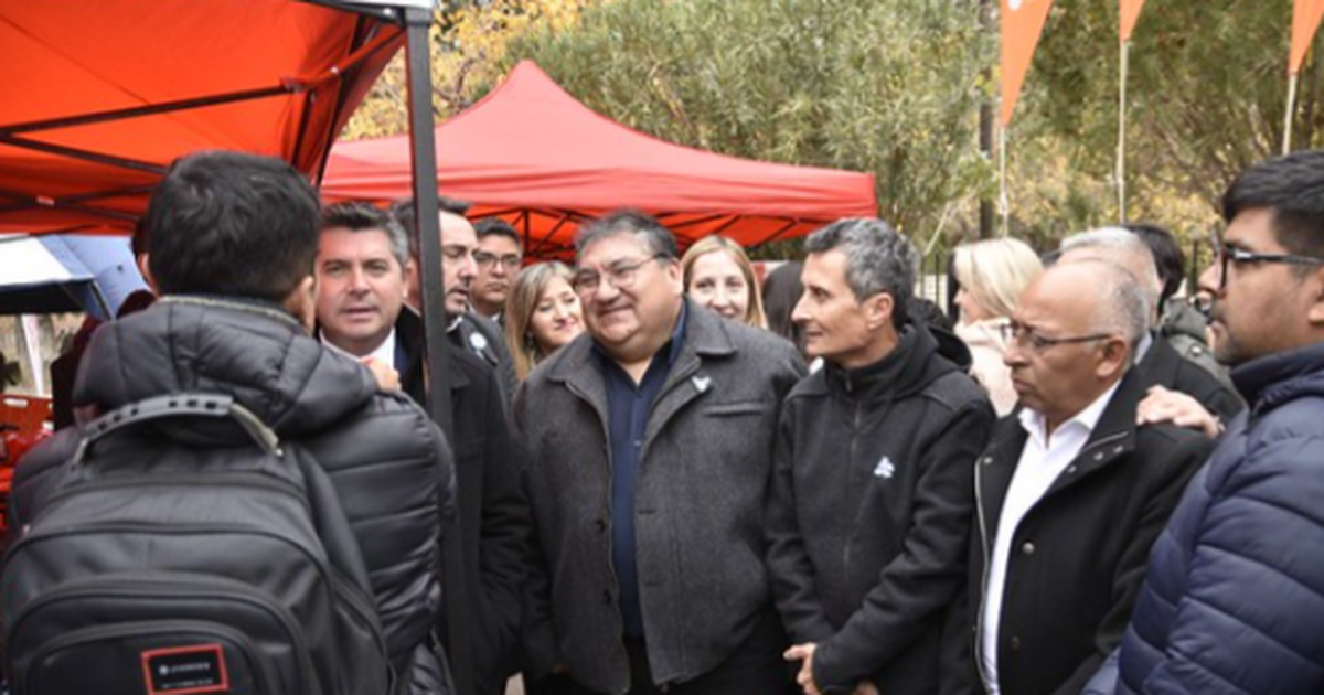 Drama de alumnos ulluneros con final feliz: fueron estafados con camperas pero Marcelo Orrego se las regaló