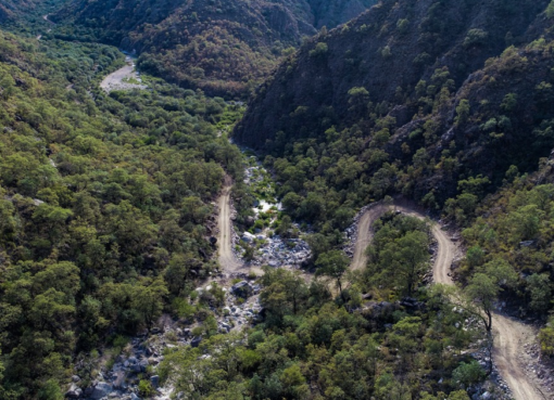 Pendientes, precipicio y un deleite para la vista, cómo son los 24 km del camino que cambió la vida a 16 familias vallistas