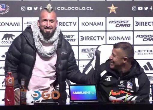 La desopilante reacción de Jorge Almirón ante la aparición del doble de Arturo Vidal en la sala de prensa