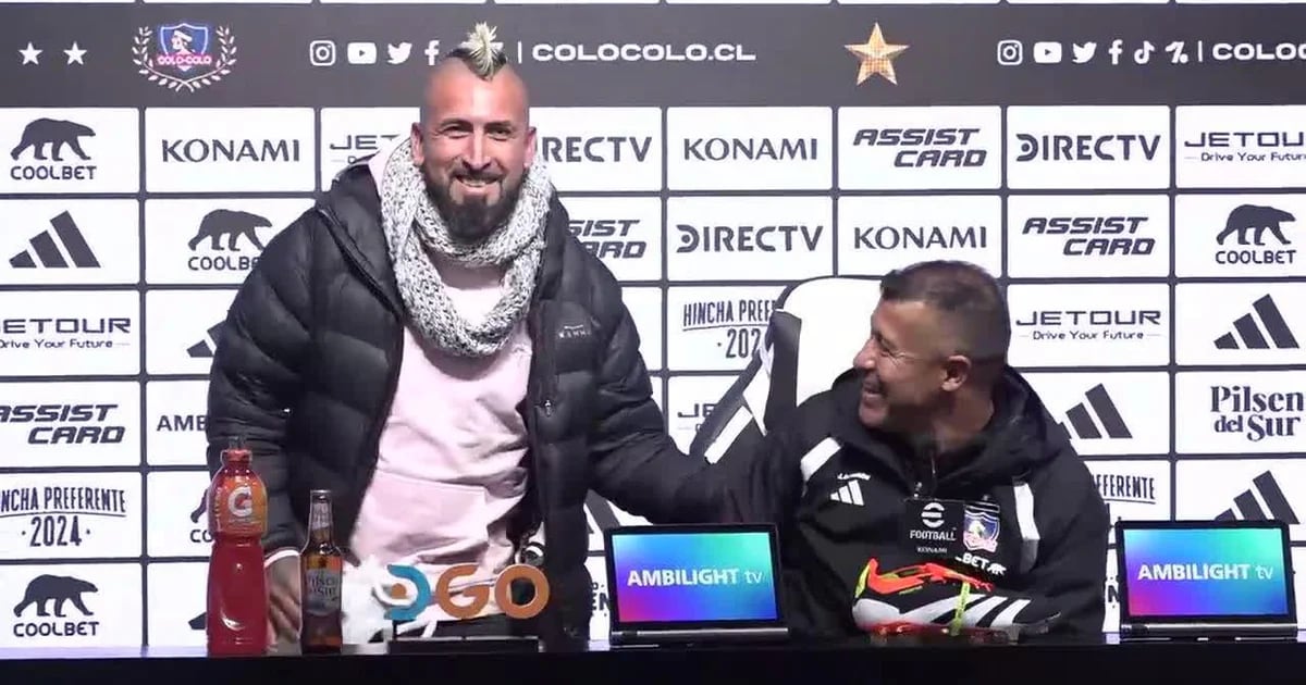 La desopilante reacción de Jorge Almirón ante la aparición del doble de Arturo Vidal en la sala de prensa