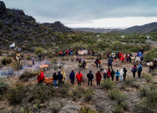 Bendecidos por la lluvia, la comunidad Huarpe Pinkanta dio descanso en paz a sus ancestros con una ceremonia sin precedentes