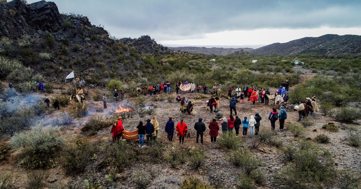 Bendecidos por la lluvia, la comunidad Huarpe Pinkanta dio descanso en paz a sus ancestros con una ceremonia sin precedentes