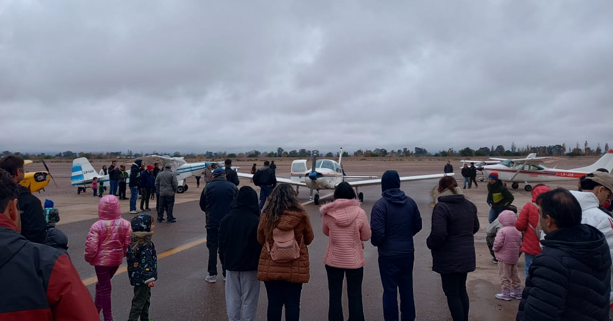 A pesar del frío, el Aeroclub San Juan fue una fiesta y hasta voló “La brujita”