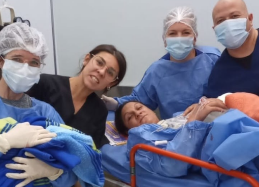 Un pequeño centro de salud sanjuanino improvisó una sala de partos y logró un nacimiento en minutos