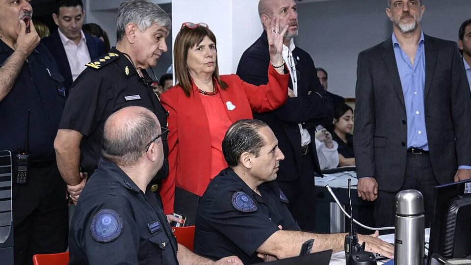 Cuidado: Patricia Bullrich ciberpatrulla | La ministra habilitó a las fuerzas a hacer perfiles de usuarios de redes sociales