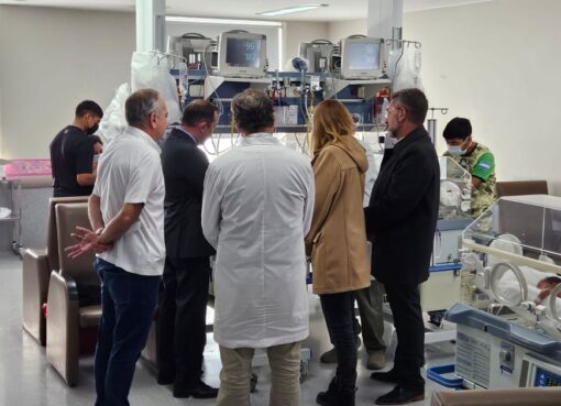 El Ministro de Salud visitó a las trigemelas en Neonatología del Rawson