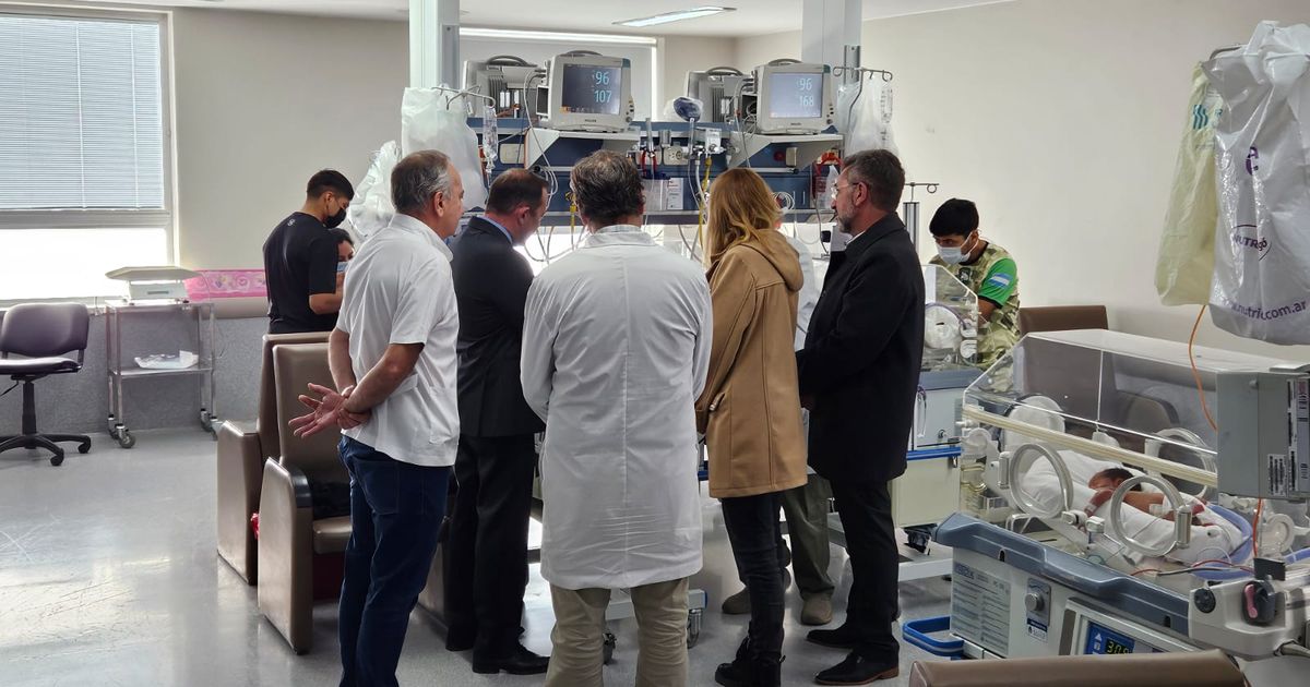 El Ministro de Salud visitó a las trigemelas en Neonatología del Rawson