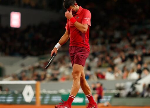 Djokovic caminó por la cornisa en Roland Garros, pero ganó un maratónico partido que finalizó a las 3 de la mañana y quedó en la historia