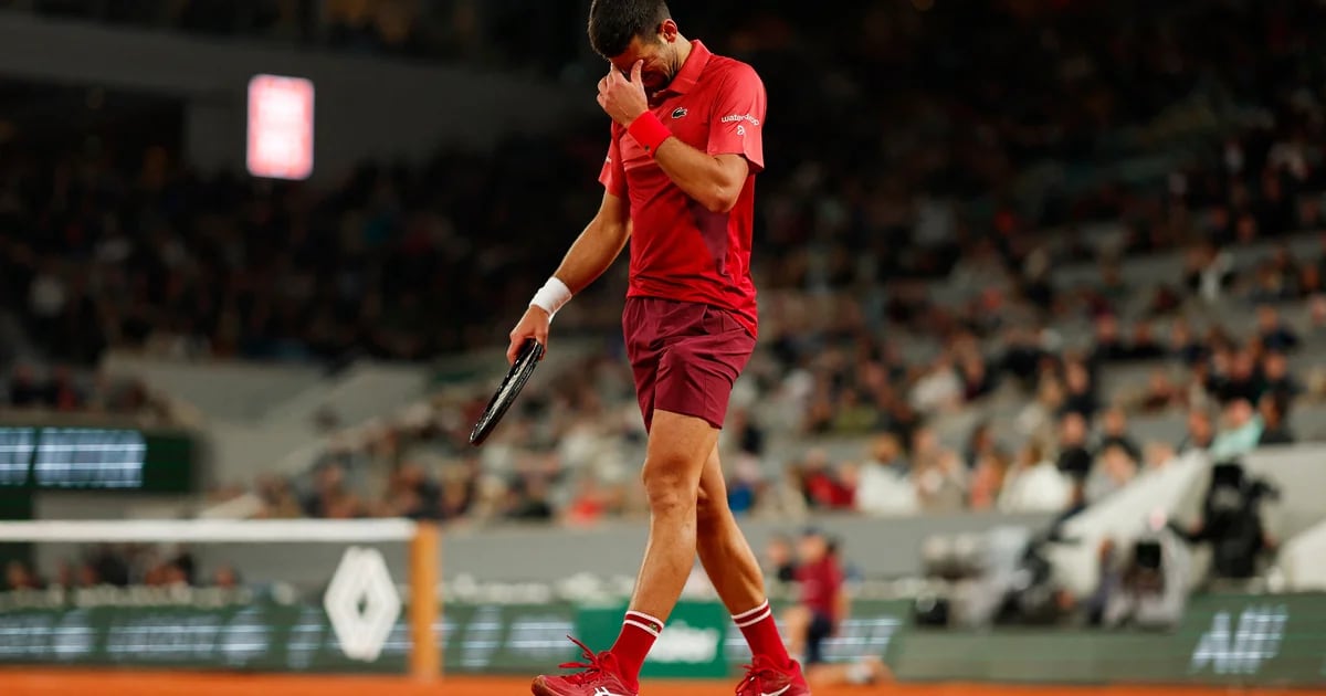 Djokovic caminó por la cornisa en Roland Garros, pero ganó un maratónico partido que finalizó a las 3 de la mañana y quedó en la historia