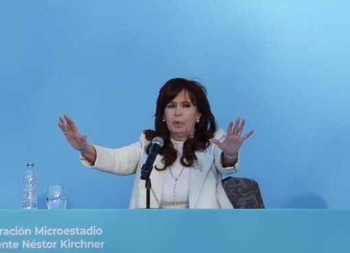 Cristina Kirchner le respondió a Milei: “Teorizar en los canales de televisión es muy fácil, gobernar es otra cosa” | El escándalo de los alimentos en Capital Humano