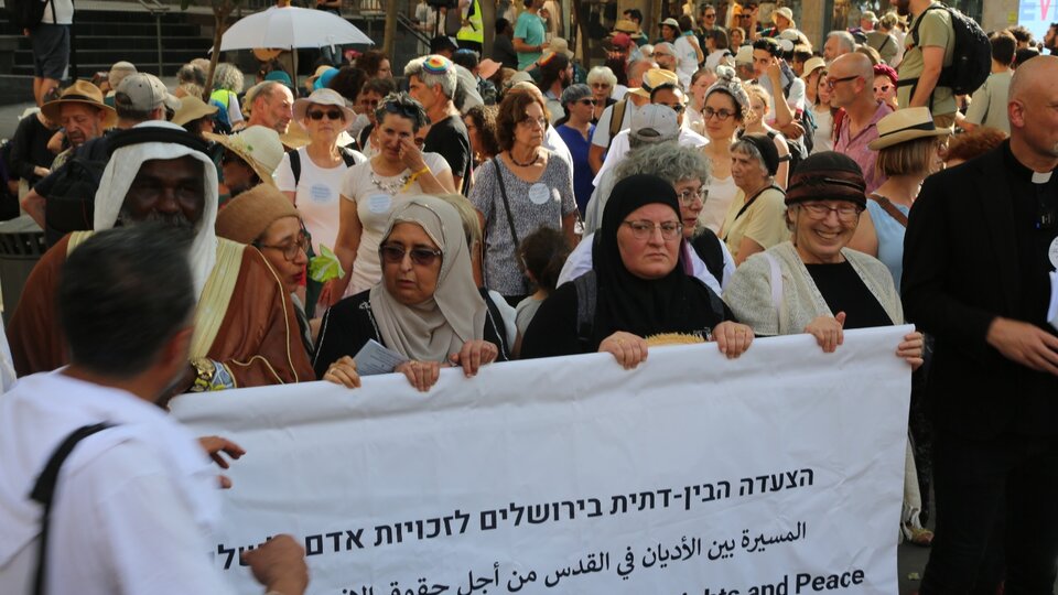 En Jerusalén, un rezo por la paz que dice “basta” | La diversidad religiosa marchó contra la guerra en Gaza