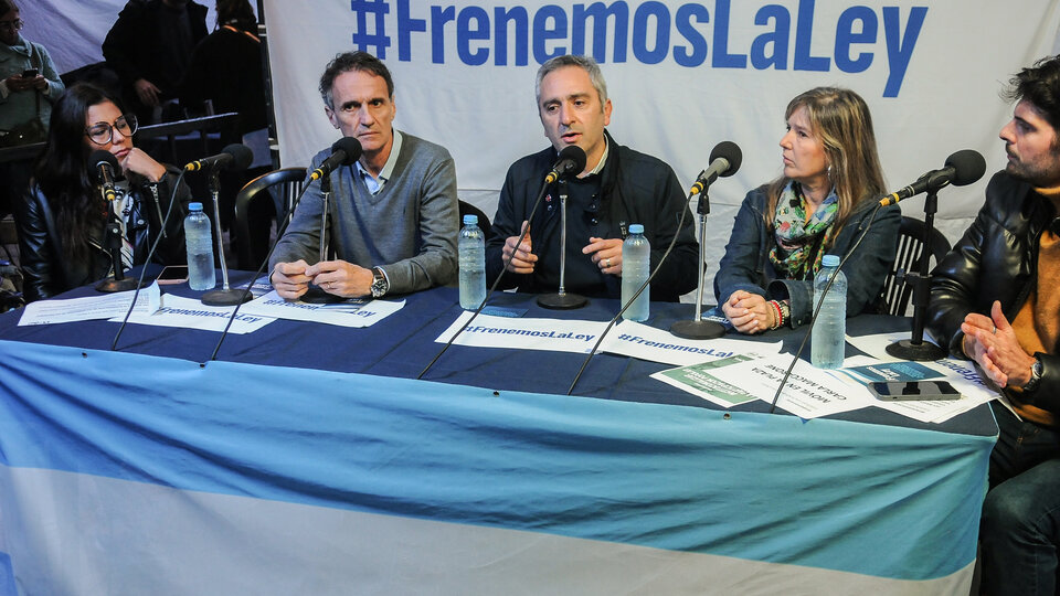 Comenzó la vigilia frente al Congreso para “frenar” la Ley Bases y el paquete fiscal | Protesta de la oposición en la previa de la sesión en el Senado