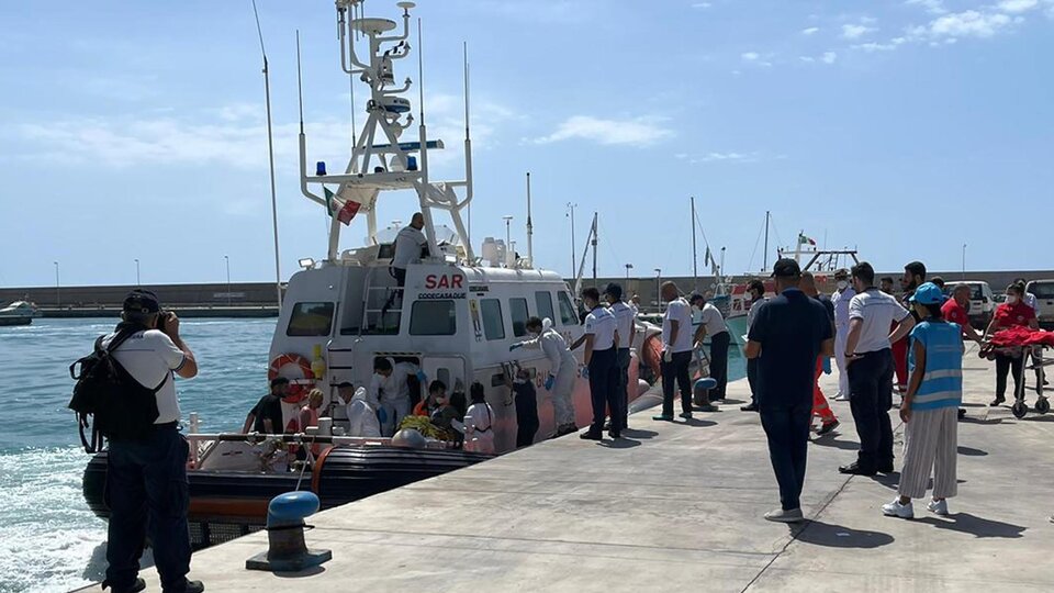 11 migrantes muertos y 64 desaparecidos por dos naufragios en la costa de Italia | La tragedia eleva a más de 800 los fallecidos en el Mediterráneo en lo que va del año