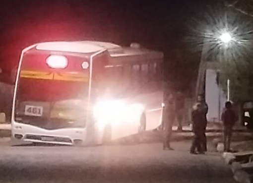 Cedió la calle en un barrio sanjuanino y un colectivo de la Red Tulum quedó “enterrado”