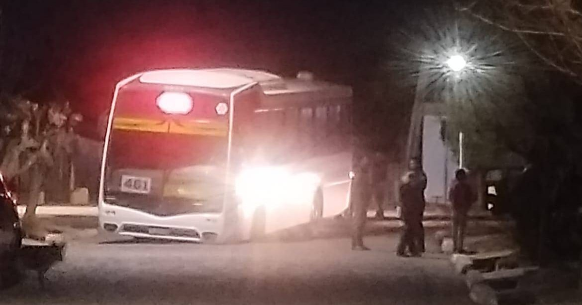 Cedió la calle en un barrio sanjuanino y un colectivo de la Red Tulum quedó “enterrado”