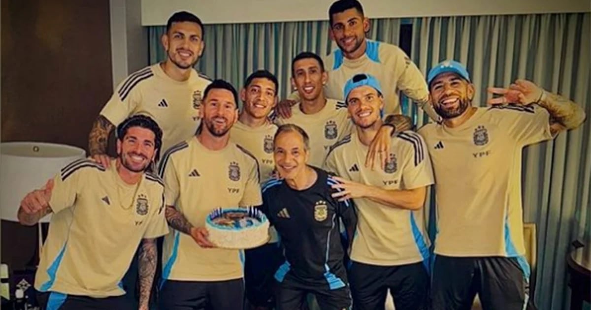 La intimidad del festejo de cumpleaños de Lionel Messi con la selección argentina: los detalles en las dos tortas y los mensajes de sus compañeros