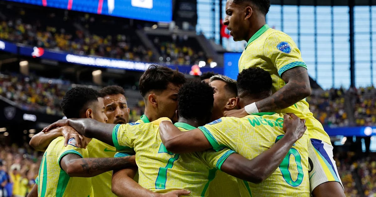 Brasil goleó 4-1 a Paraguay y quedó a un paso de los cuartos de final de la Copa América