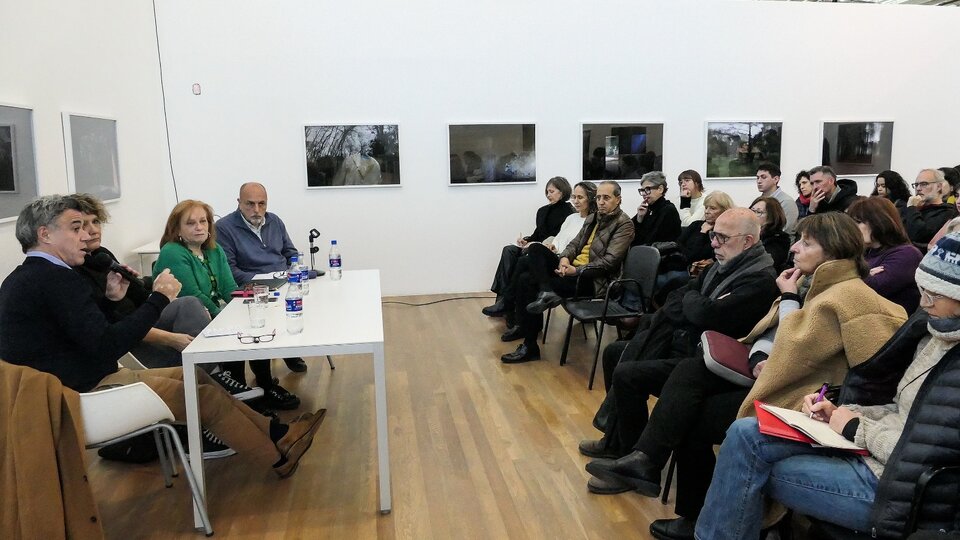 “El consenso sobre el Nunca Más está vigente, haga lo que haga el Gobierno” | Charla abierta en el Parque de la Memoria sobre los límites del negacionismo