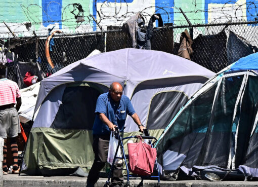 Estados Unidos: la Corte Suprema confirmó la prohibición de dormir en la calle a personas sin hogar | Por seis votos a favor y tres en contra